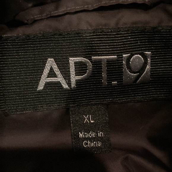 Woman’s Apt 9 hooded puffer jacket with detachable fur hood. - Picture 3 of 3